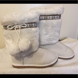 White comfy ShoeDazzle booties (size 7)